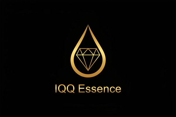 Logo con el nombre de IQQ Essence y con una imagen de un diamante dentro de una gota de essencia en color dorado y negro